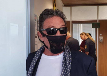 Bilionário John McAfee é preso por usar 'calcinha de renda' como máscara